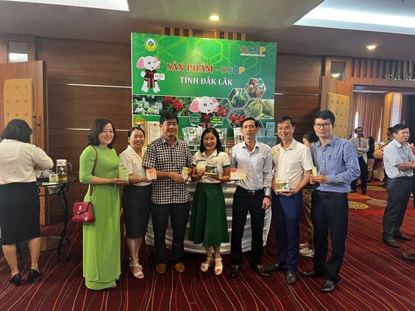 Các đại biểu tham quan gian hàng trưng bày sản phẩm OCOP của tỉnh Đắk Lắk